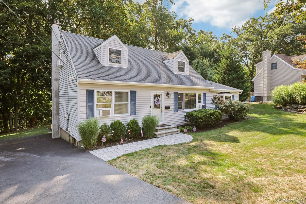 Exterior, Facade, Cape Cod