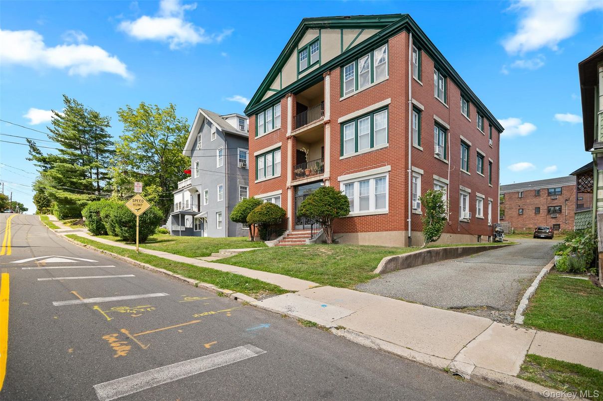 Exterior, Facade, Brick Facade, Rowhouse