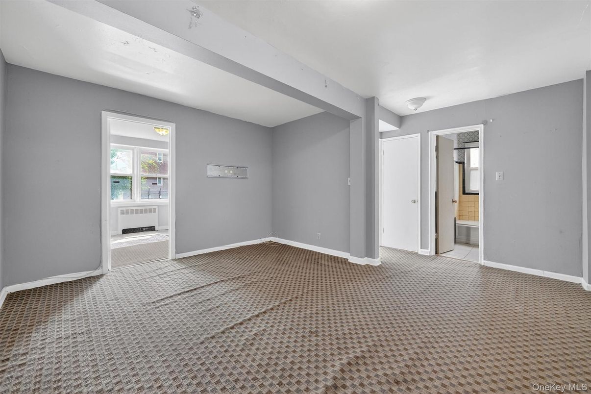 Empty room, Interior