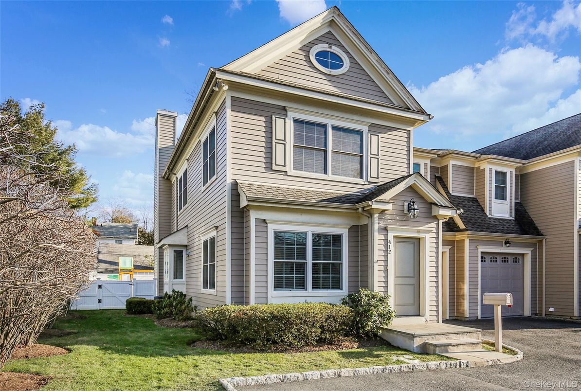 Attached, Exterior, Facade, Queen Anne Victorian