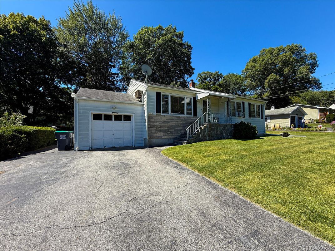 Attached, Exterior, Facade, Ranch