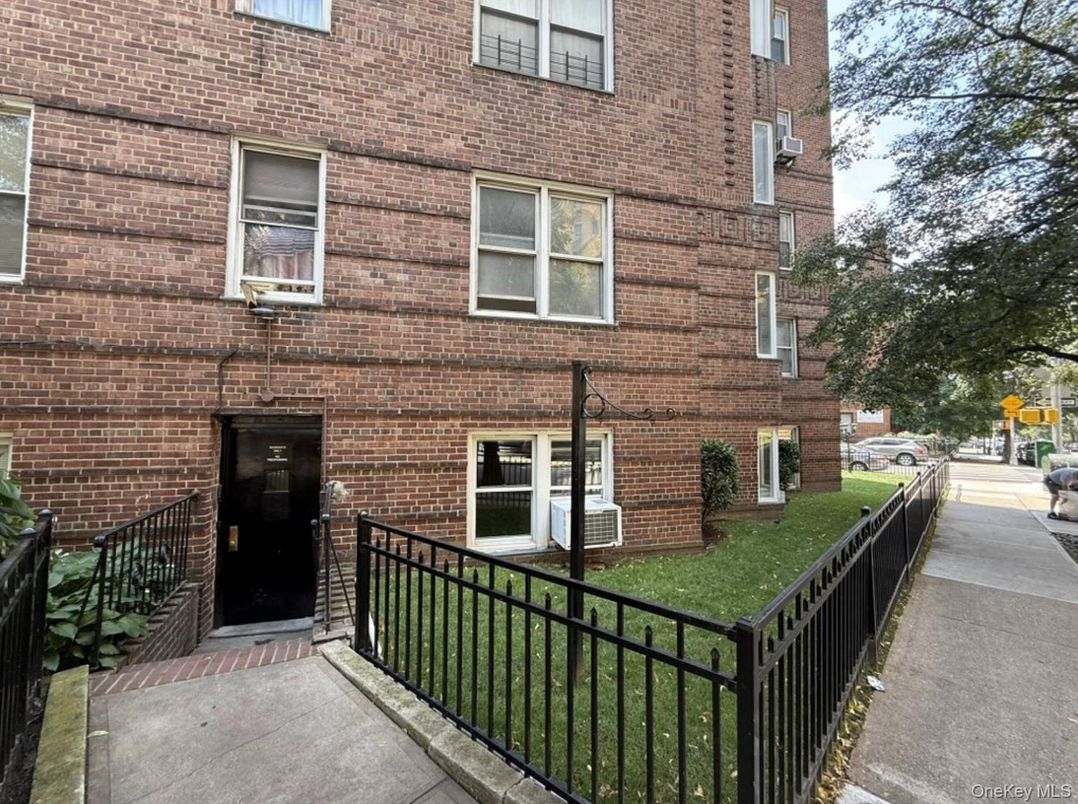 Exterior, Facade, Brick Facade, Rowhouse