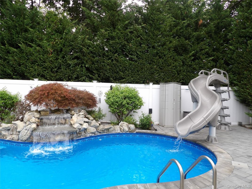 Exterior, Playground, Pool