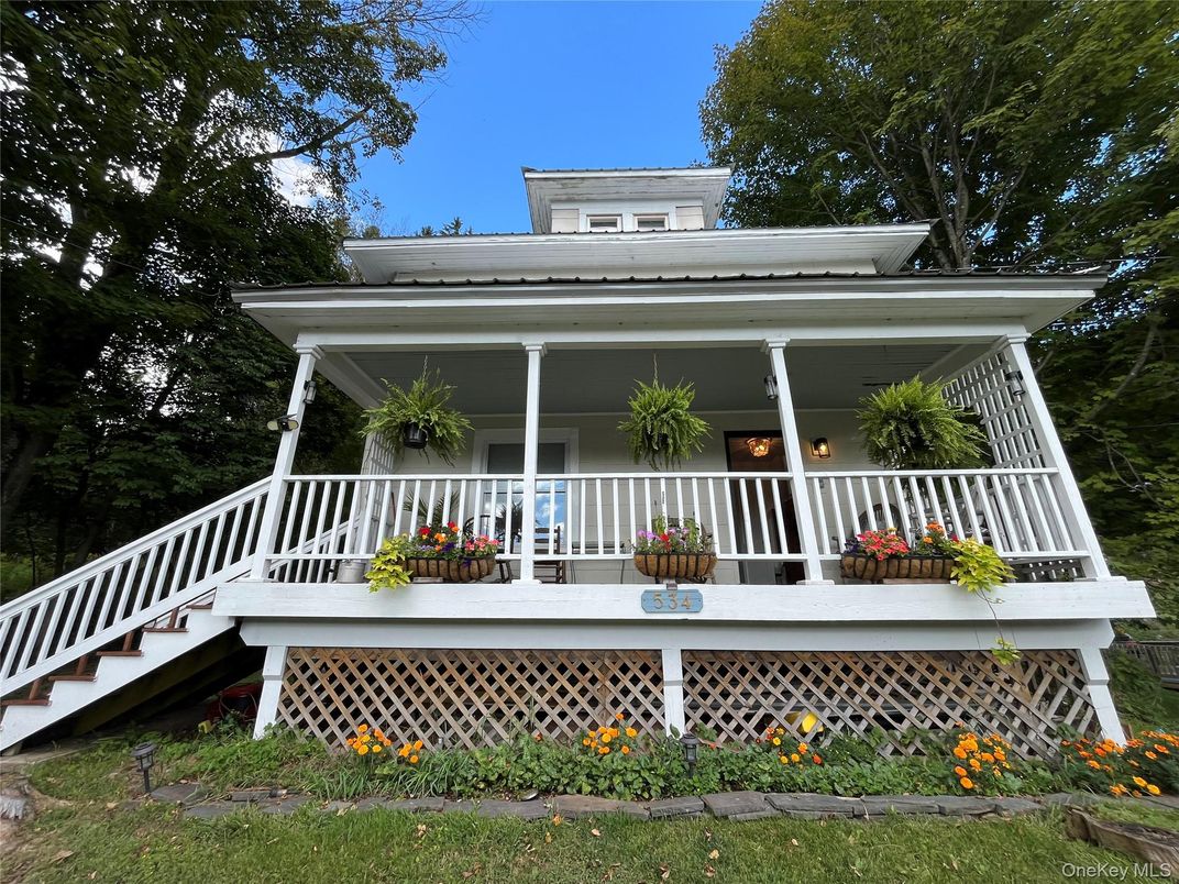 Exterior, Facade, American Foursquare