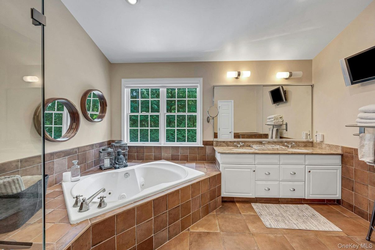 Bathroom, Dual Sink Vanities, Interior, Recessed Lighting