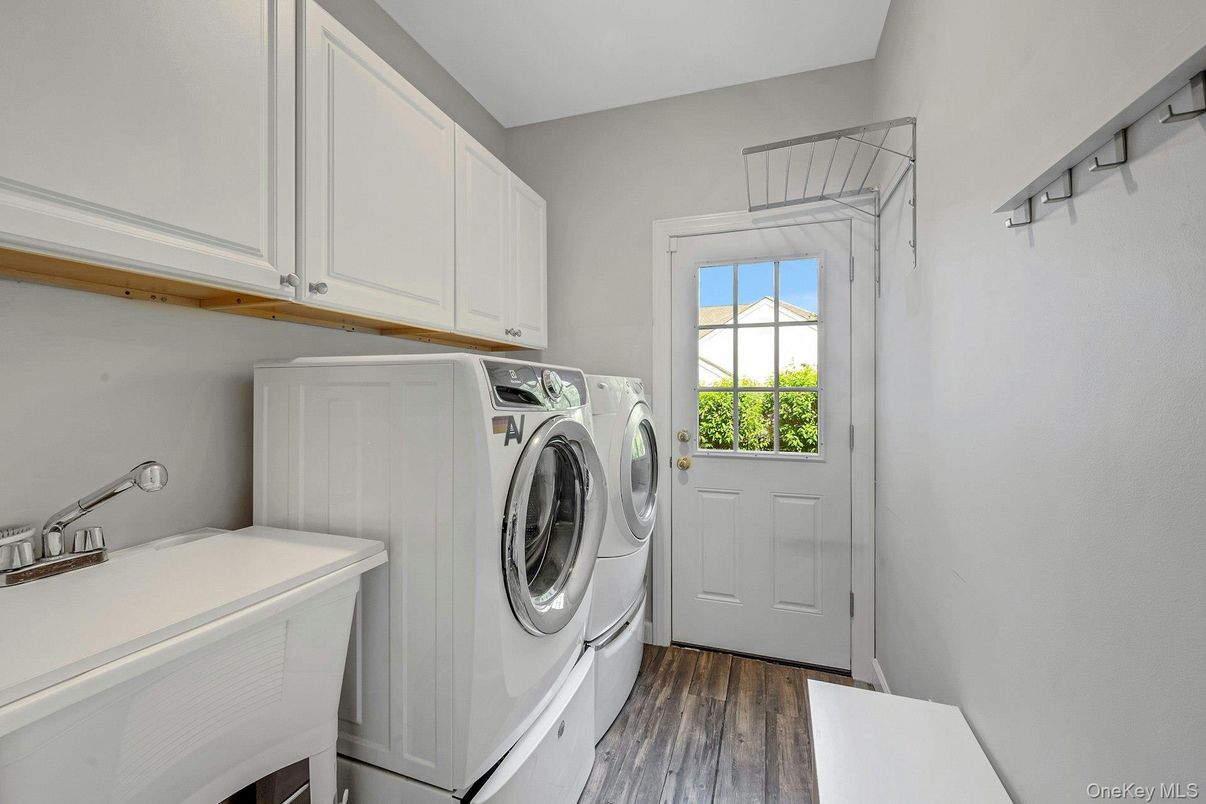 Interior, Washer, Wood Texture Flooring