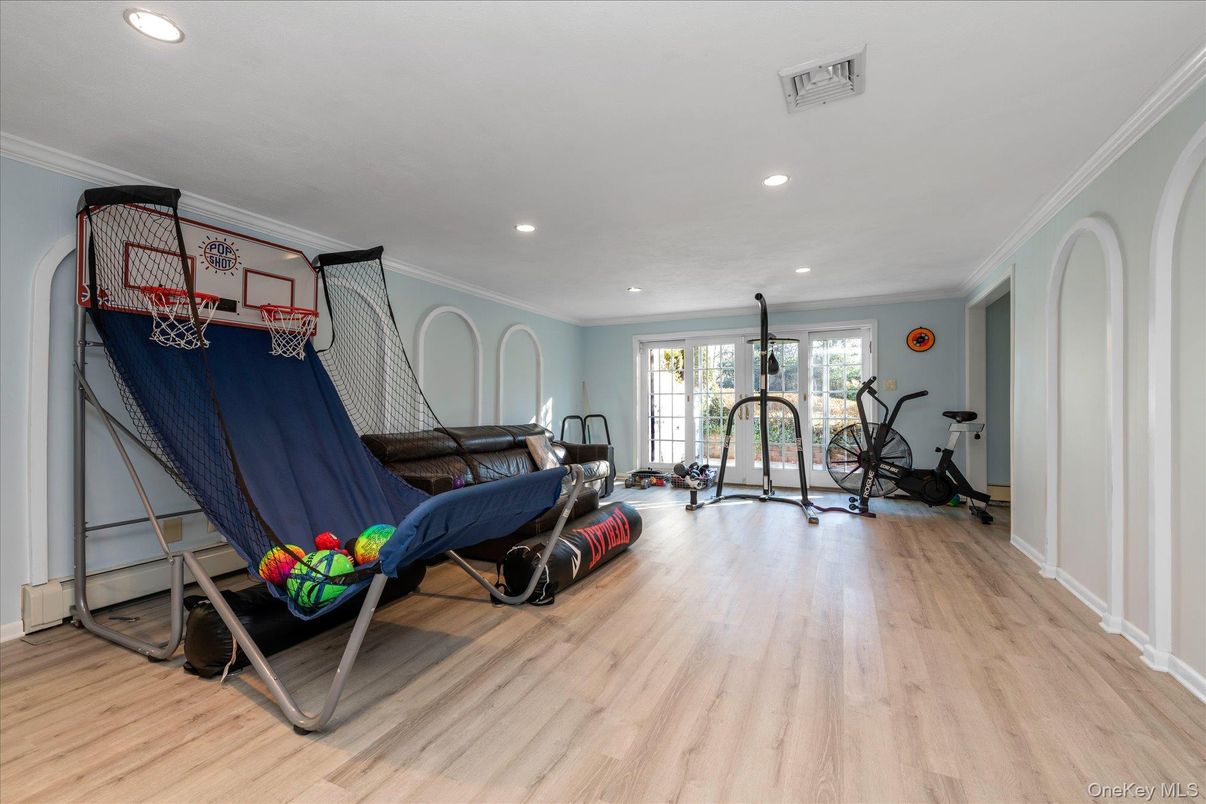 Fitness Equipment, Interior, Recessed Lighting, Wood Texture Flooring