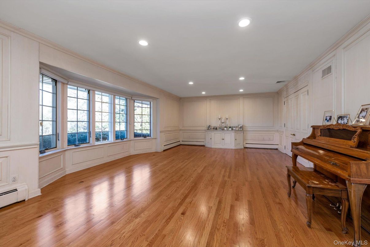 Interior, Piano, Recessed Lighting, Wood Texture Flooring