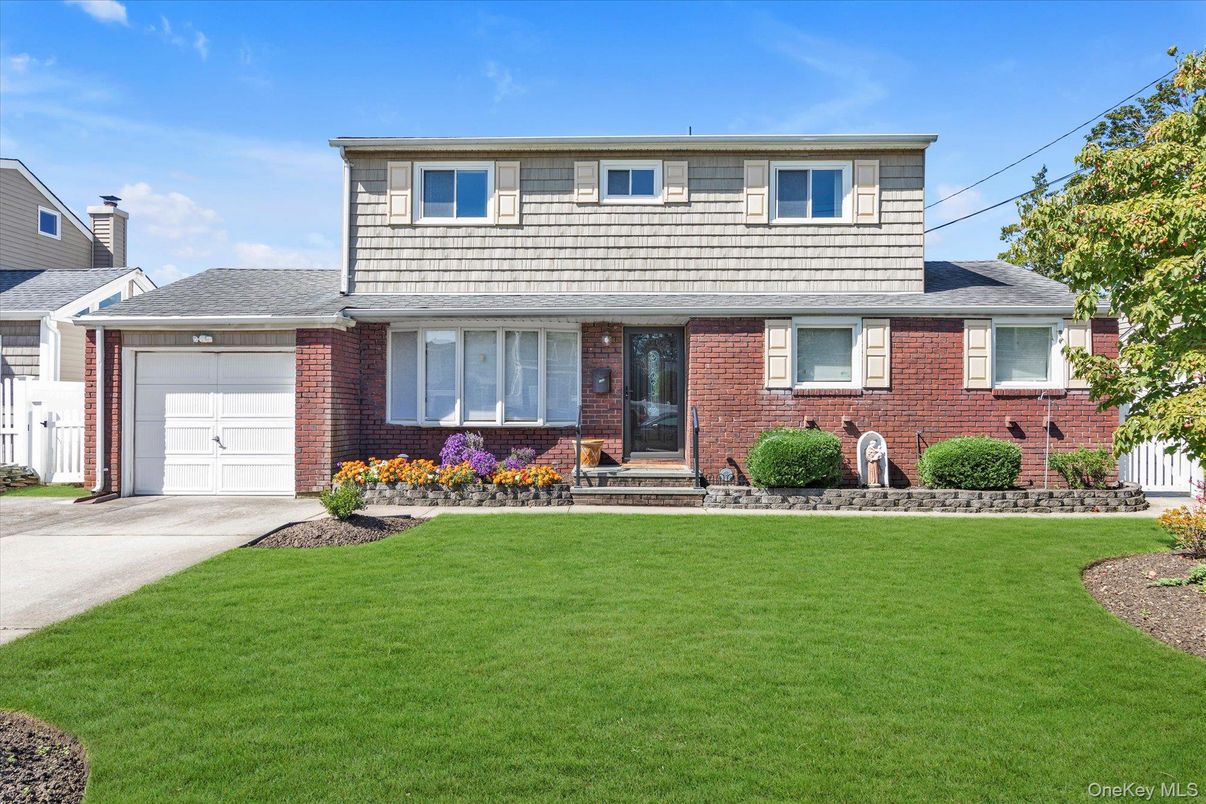 Attached, Exterior, Facade, Brick Facade, Split Level