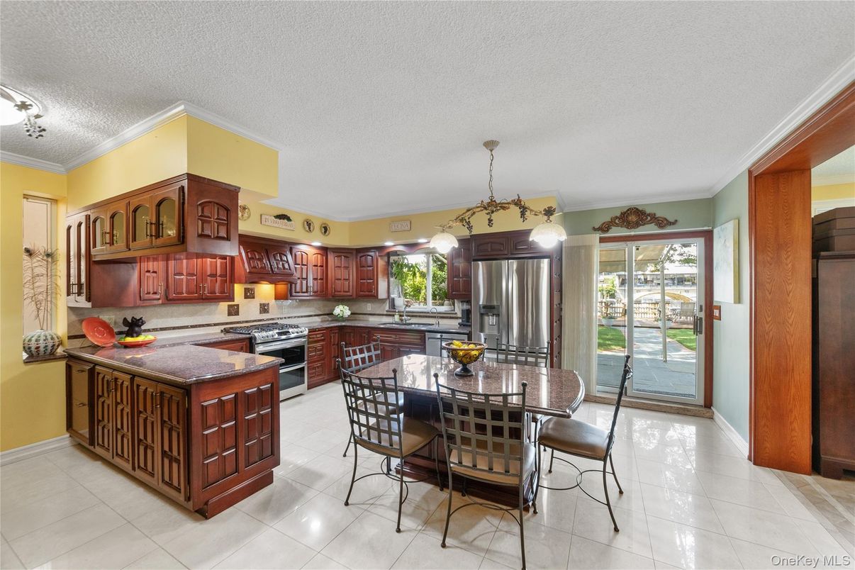 Dining room, Interior, Kitchen, Pendant Lights, Stainless Steel Appliances