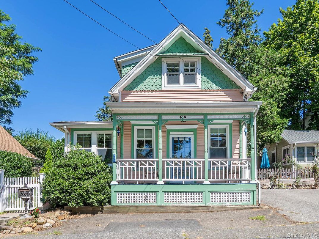 Exterior, Facade, Queen Anne Victorian