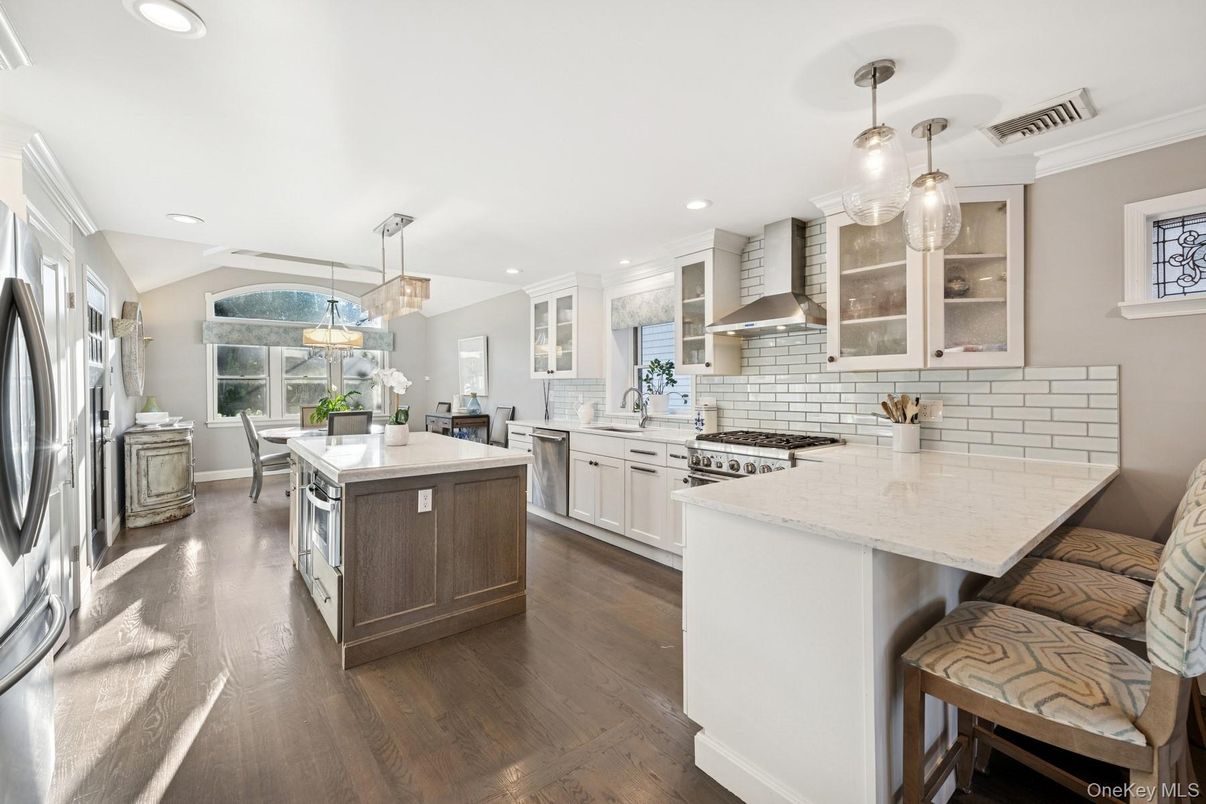 Dining room, Interior, Kitchen, Pendant Lights, Recessed Lighting, Stainless Steel Appliances, Wood Texture Flooring
