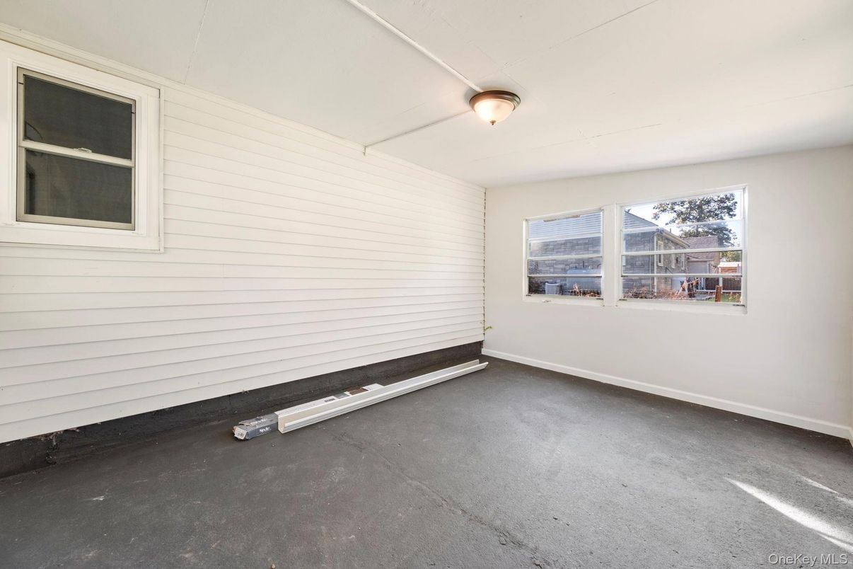 Empty room, Interior