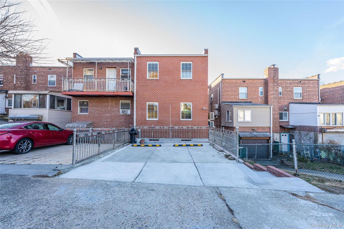 Exterior, Facade, Brick Facade, Rowhouse