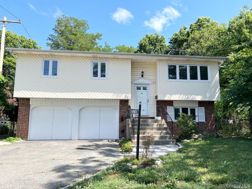 Attached, Exterior, Facade, Brick Facade, Raised Ranch