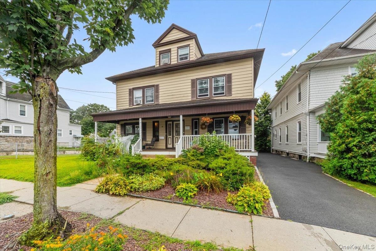 Exterior, Facade, American Foursquare