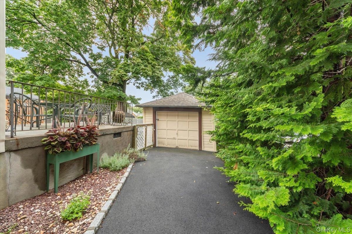 Detached Garage, Exterior