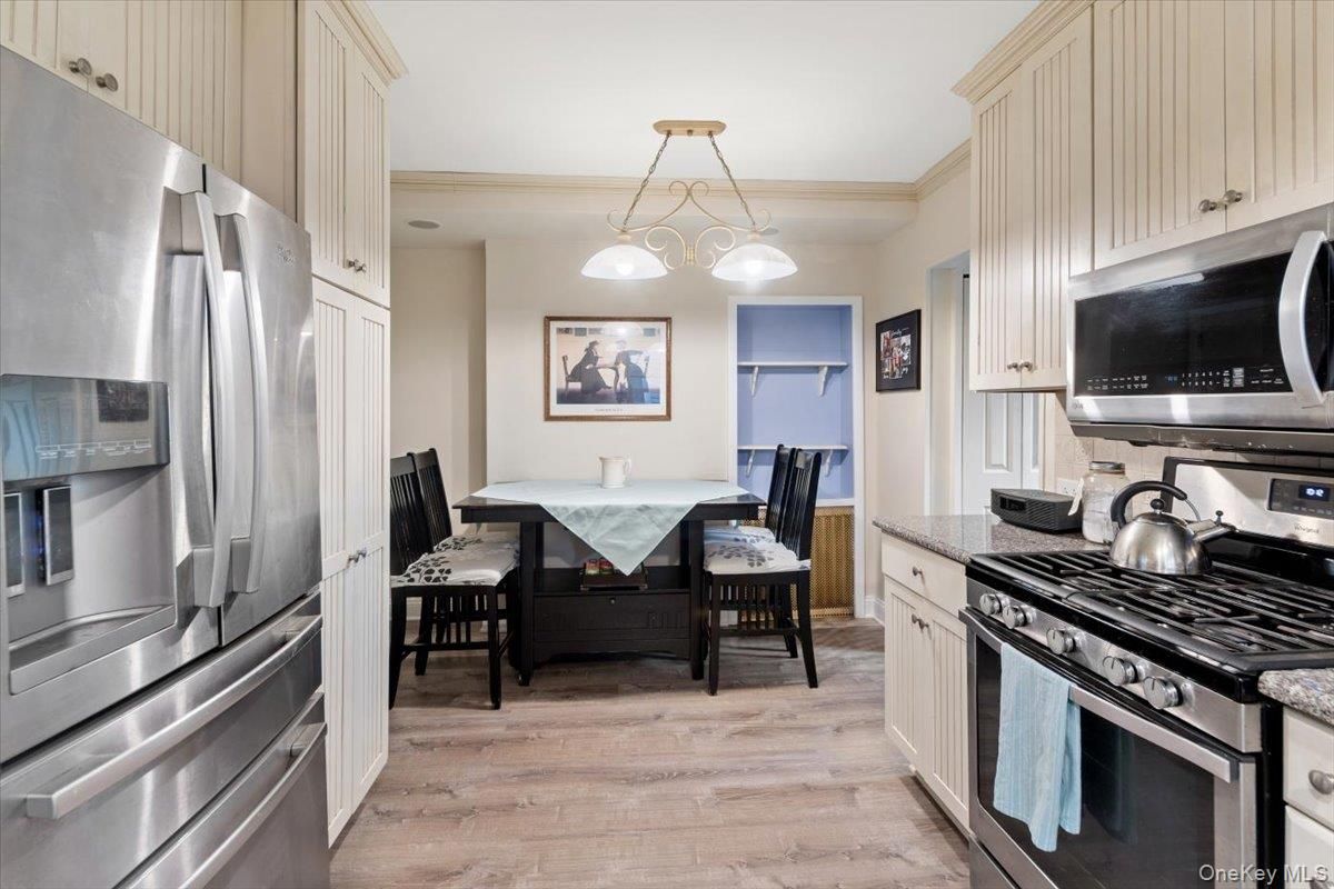 Dining room, Interior, Kitchen, Pendant Lights, Stainless Steel Appliances, Wood Texture Flooring