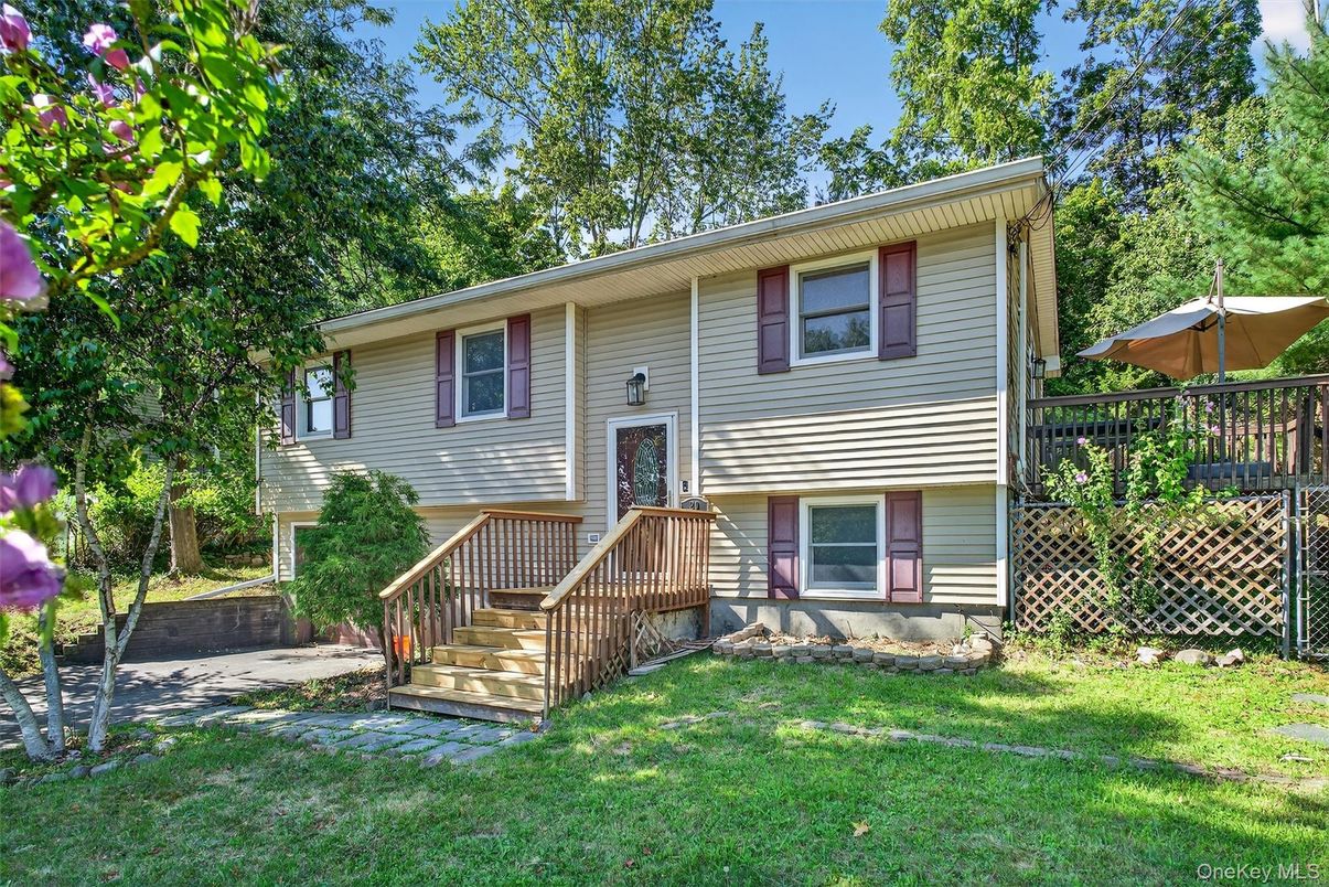Backyard, Exterior, Facade, Raised Ranch