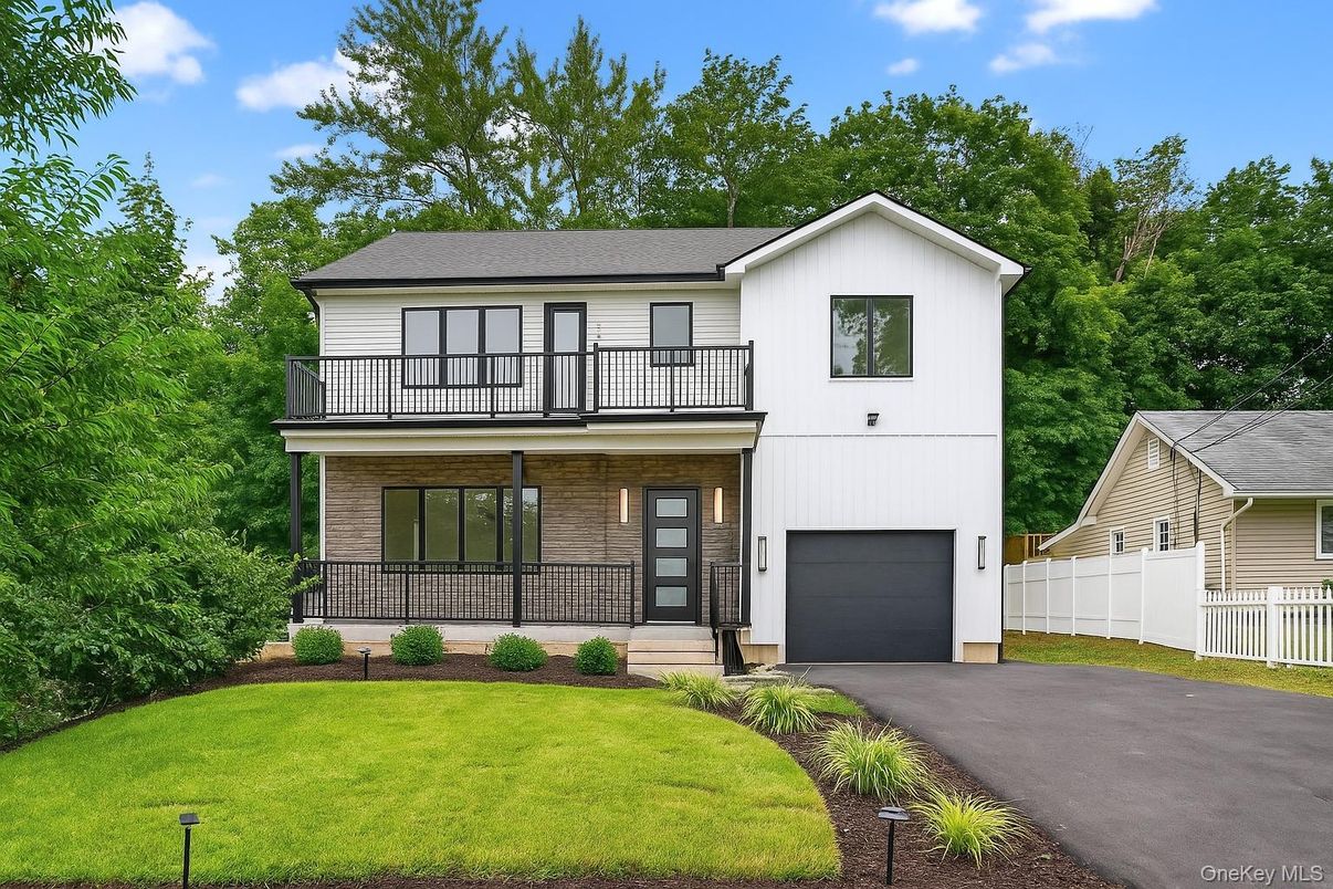 Attached, Exterior, Facade, Farmhouse