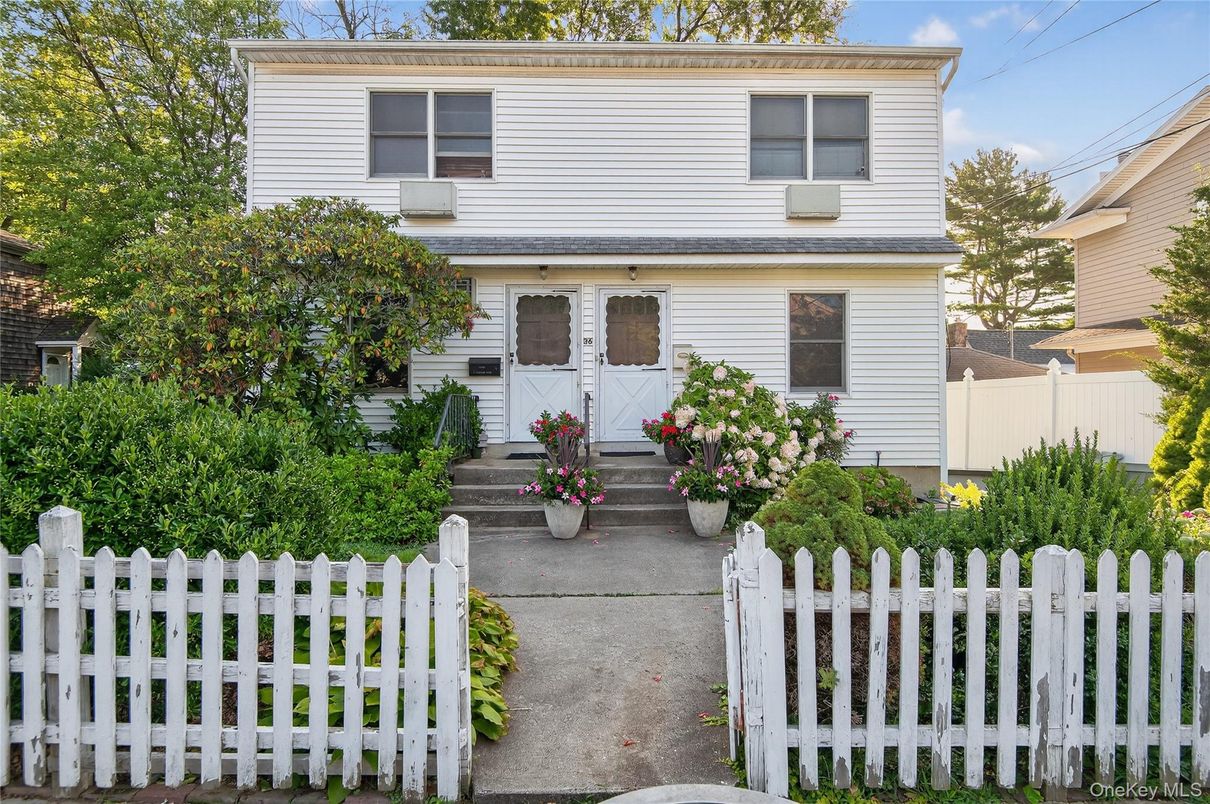 Exterior, Facade, American Foursquare