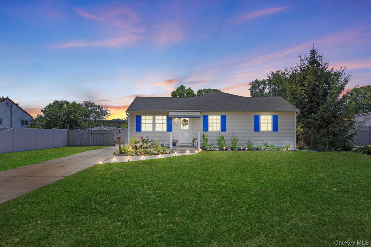 Backyard, Exterior, Facade, Ranch