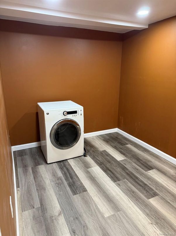 Interior, Recessed Lighting, Washer, Wood Texture Flooring