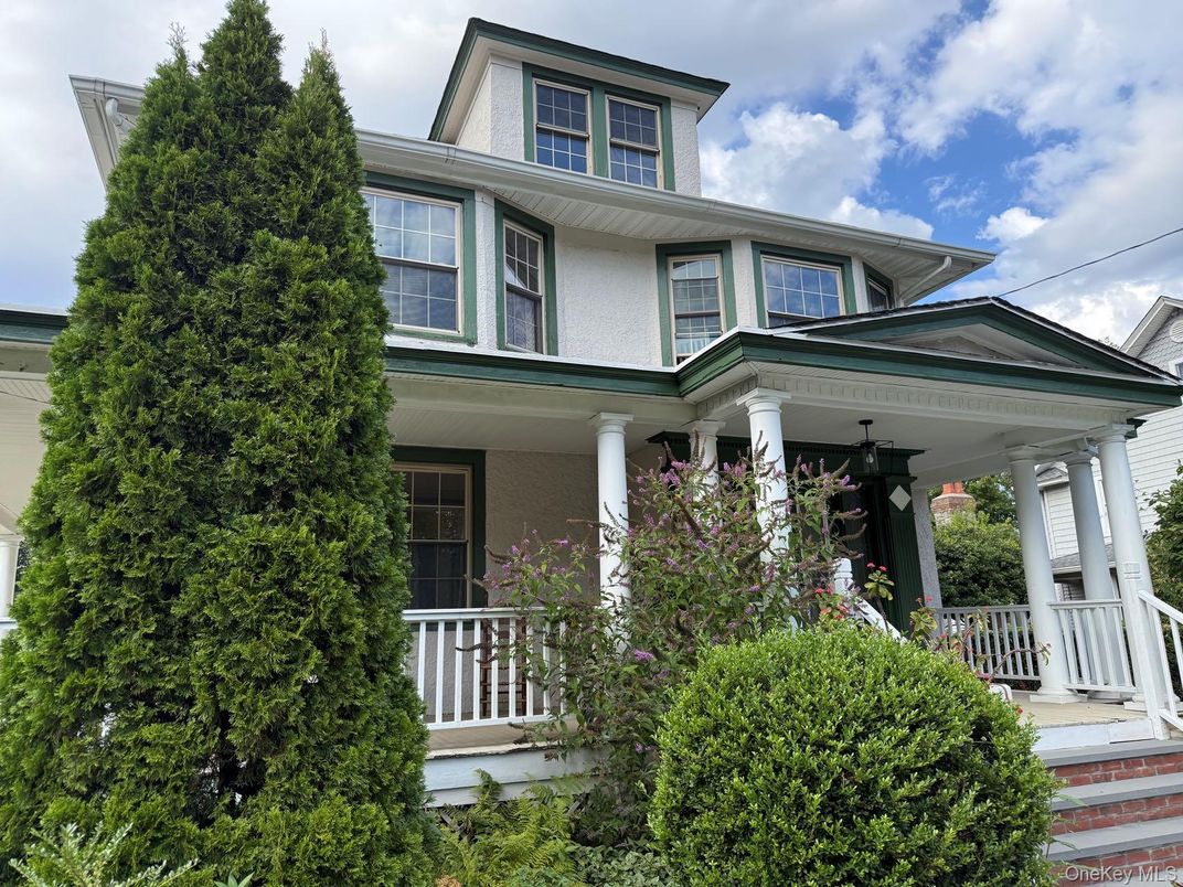 Exterior, Facade, American Foursquare