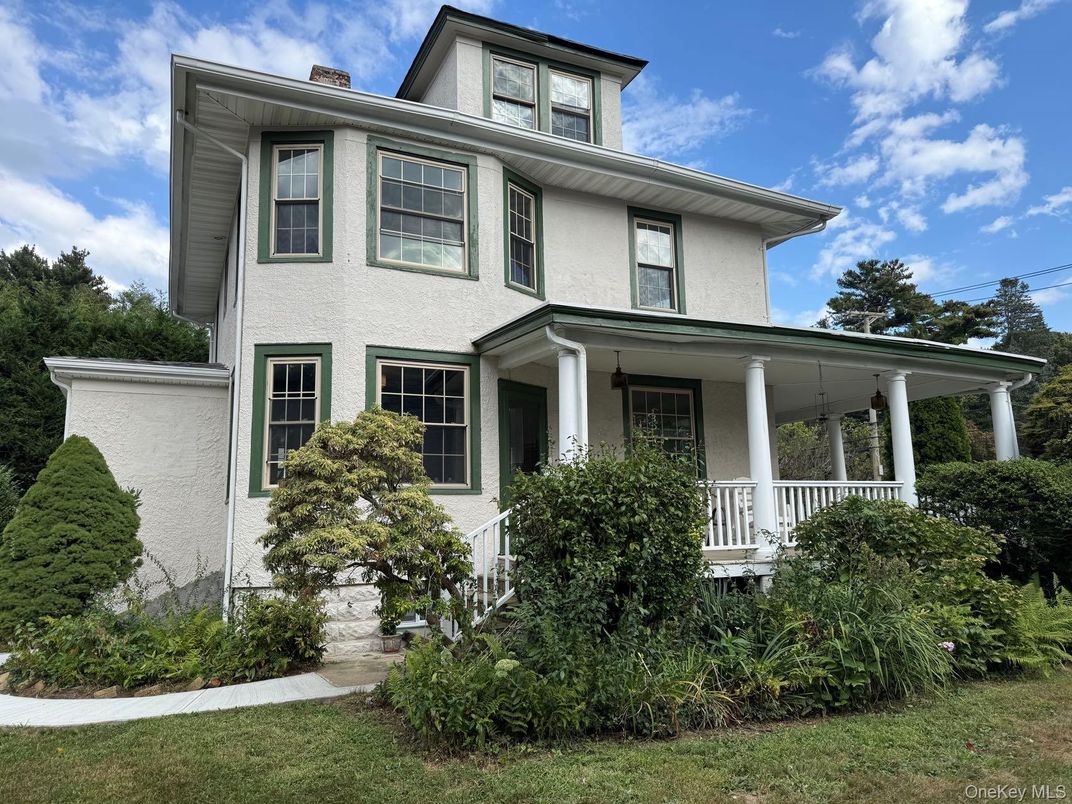 Exterior, Facade, American Foursquare