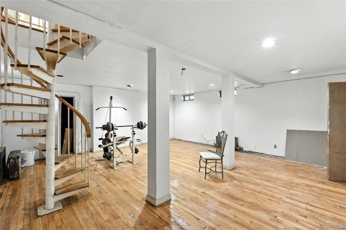 Fitness Equipment, Interior, Recessed Lighting, Wood Texture Flooring