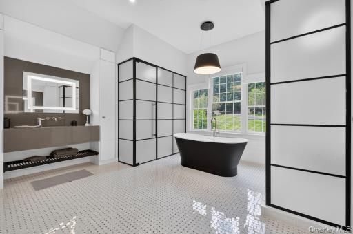 Bathroom, Free Standing Baths, Interior, Pendant Lights, Recessed Lighting