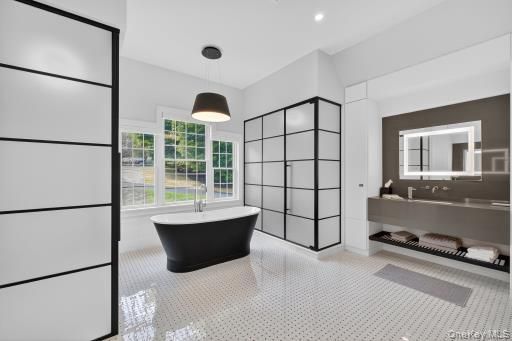 Bathroom, Free Standing Baths, Interior, Pendant Lights, Recessed Lighting