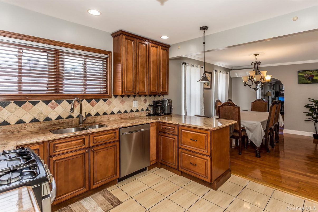 Chandelier, Dining room, Interior, Kitchen, Pendant Lights, Recessed Lighting, Wood Texture Flooring