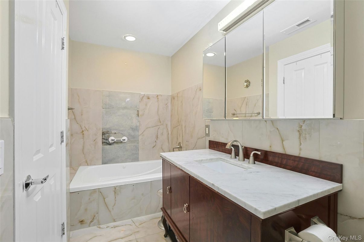 Bathroom, Interior, Marble, Marble Walls, Recessed Lighting