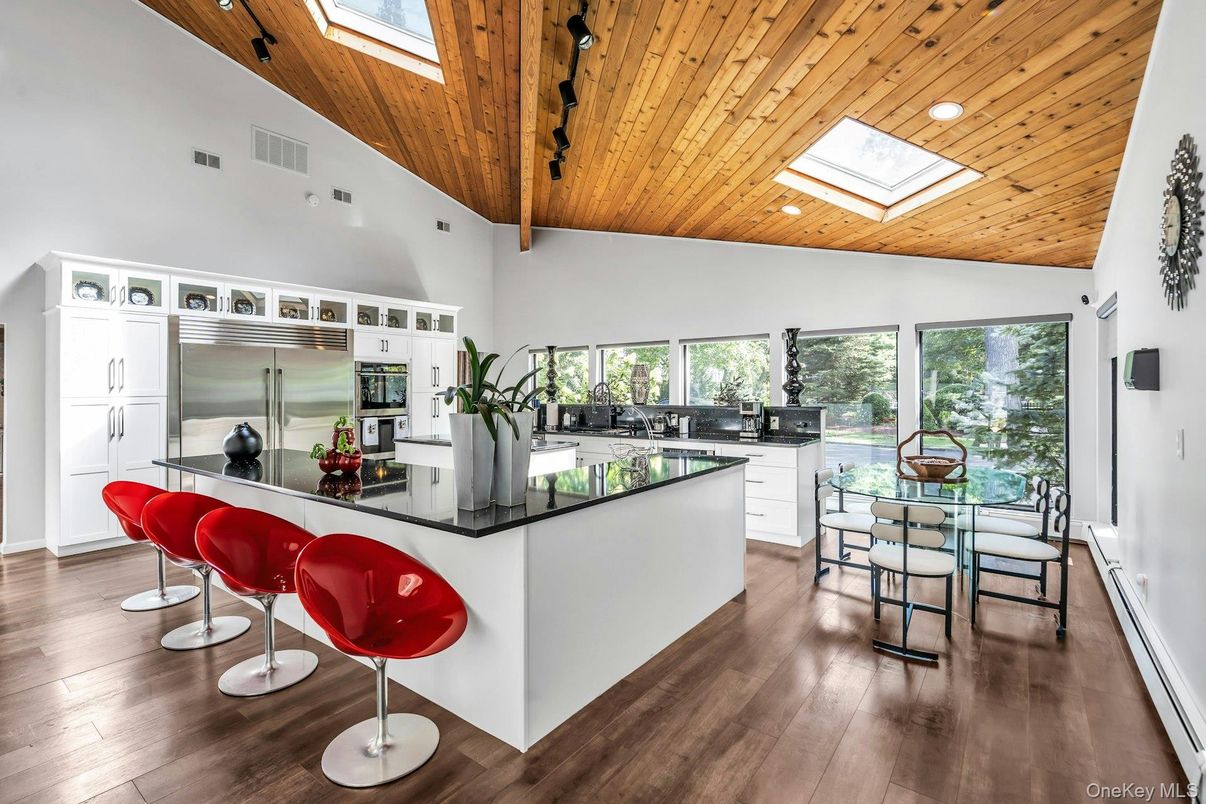 Dining room, Interior, Kitchen, Recessed Lighting, Stainless Steel Appliances, Wooden Beams, Wooden Ceilings, Wood Texture Flooring