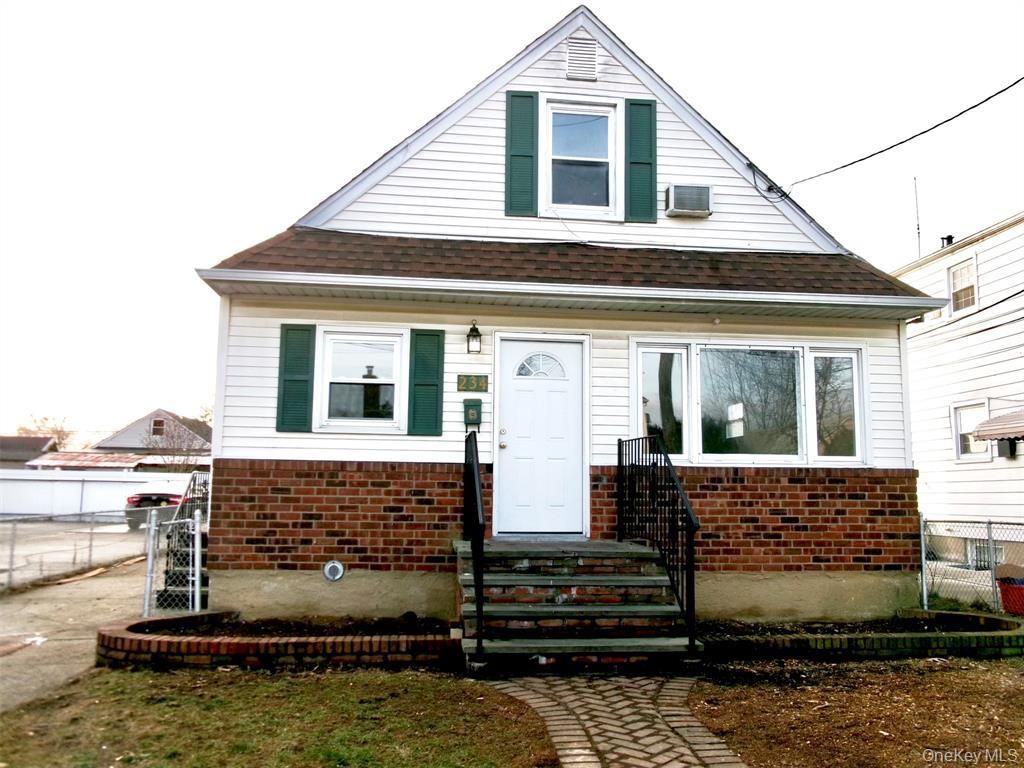 Exterior, Facade, Queen Anne Victorian