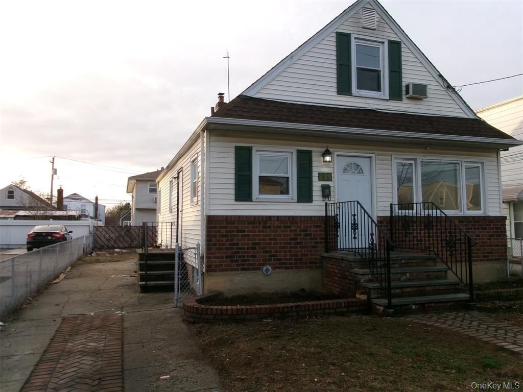 Exterior, Facade, Queen Anne Victorian