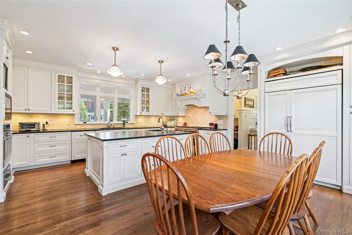 Chandelier, Dining room, Interior, Kitchen, Pendant Lights, Recessed Lighting, Wood Texture Flooring