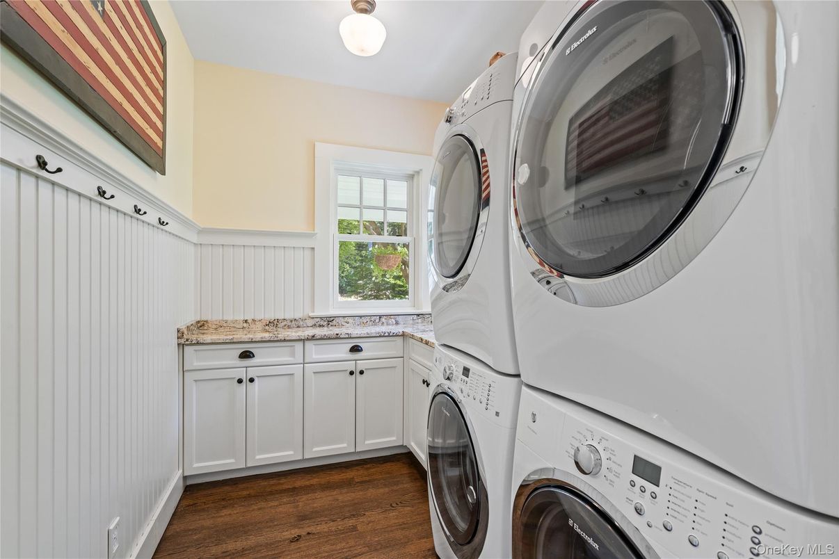 Interior, Washer, Wood Texture Flooring