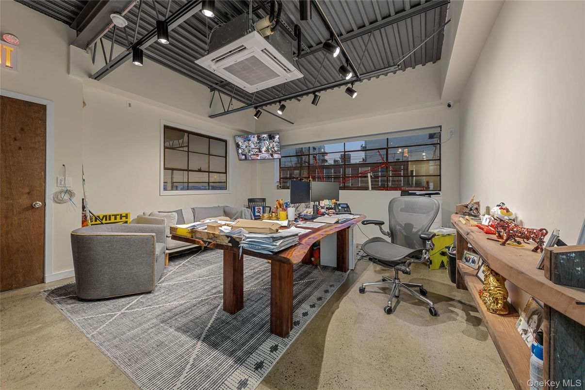 Home Office, Interior