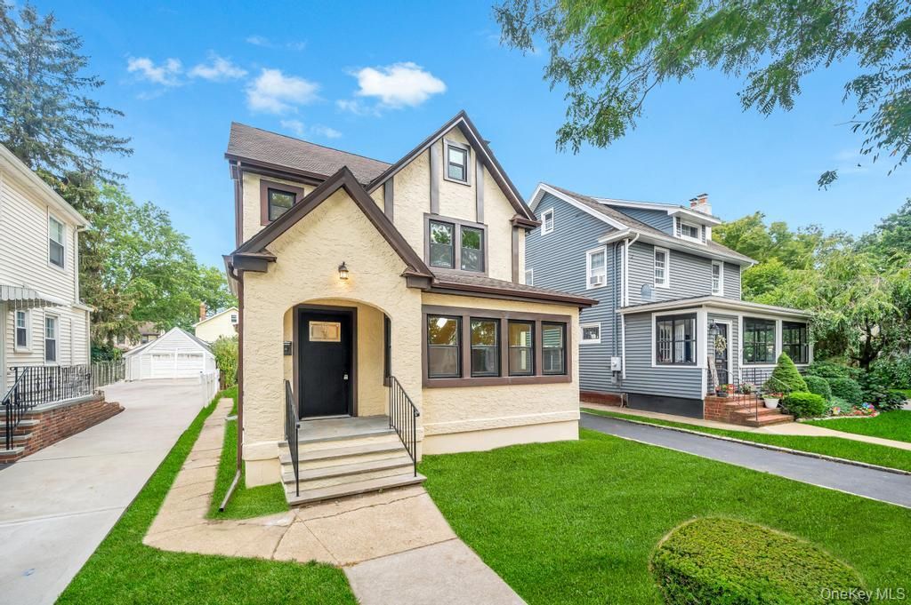 Exterior, Facade, Queen Anne Victorian