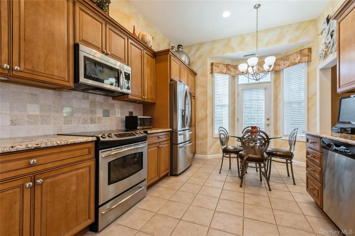Chandelier, Dining room, Interior, Kitchen, Recessed Lighting, Stainless Steel Appliances