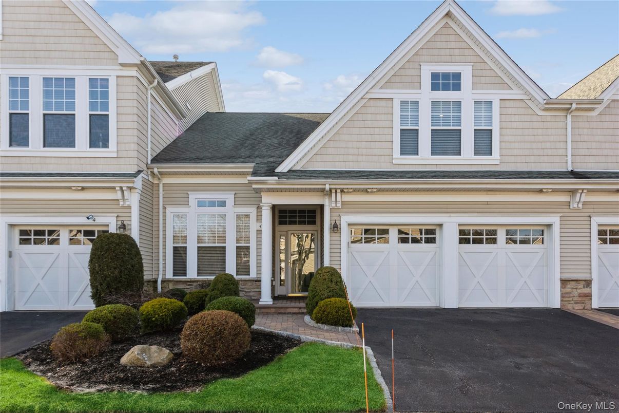 Attached, Exterior, Facade, American Craftsman