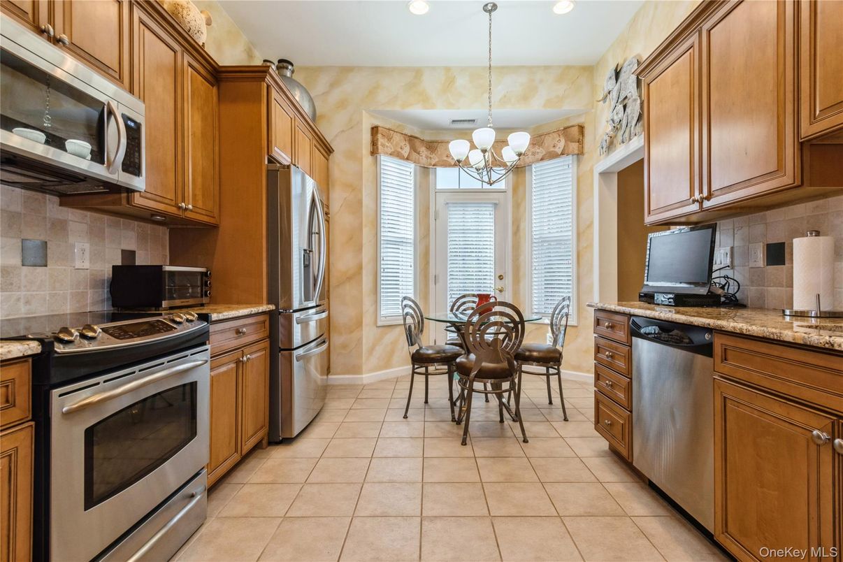 Chandelier, Dining room, Interior, Kitchen, Recessed Lighting, Stainless Steel Appliances