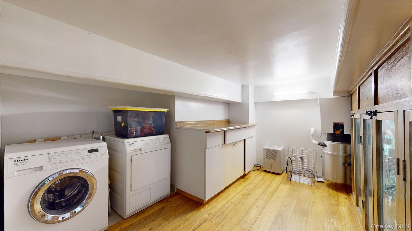 Interior, Washer, Wood Texture Flooring
