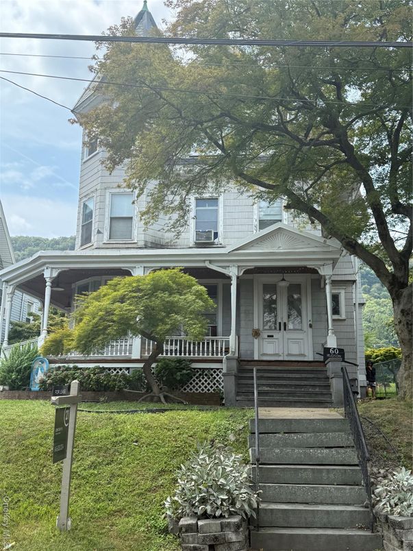 Exterior, Facade, Queen Anne Victorian