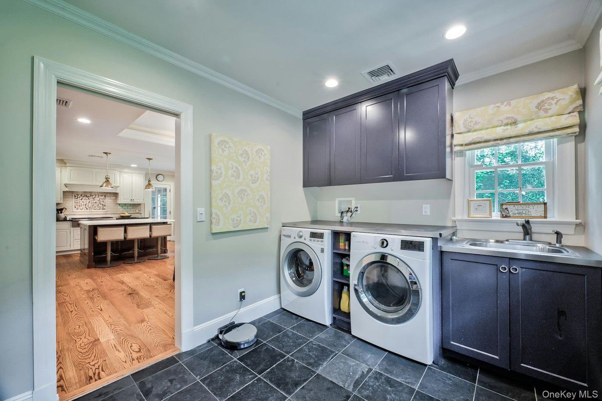 Interior, Recessed Lighting, Washer, Wood Texture Flooring