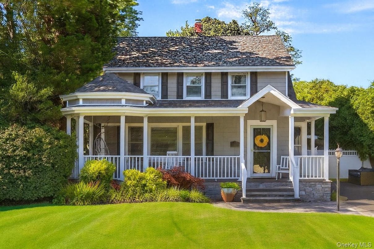 Exterior, Facade, Queen Anne Victorian