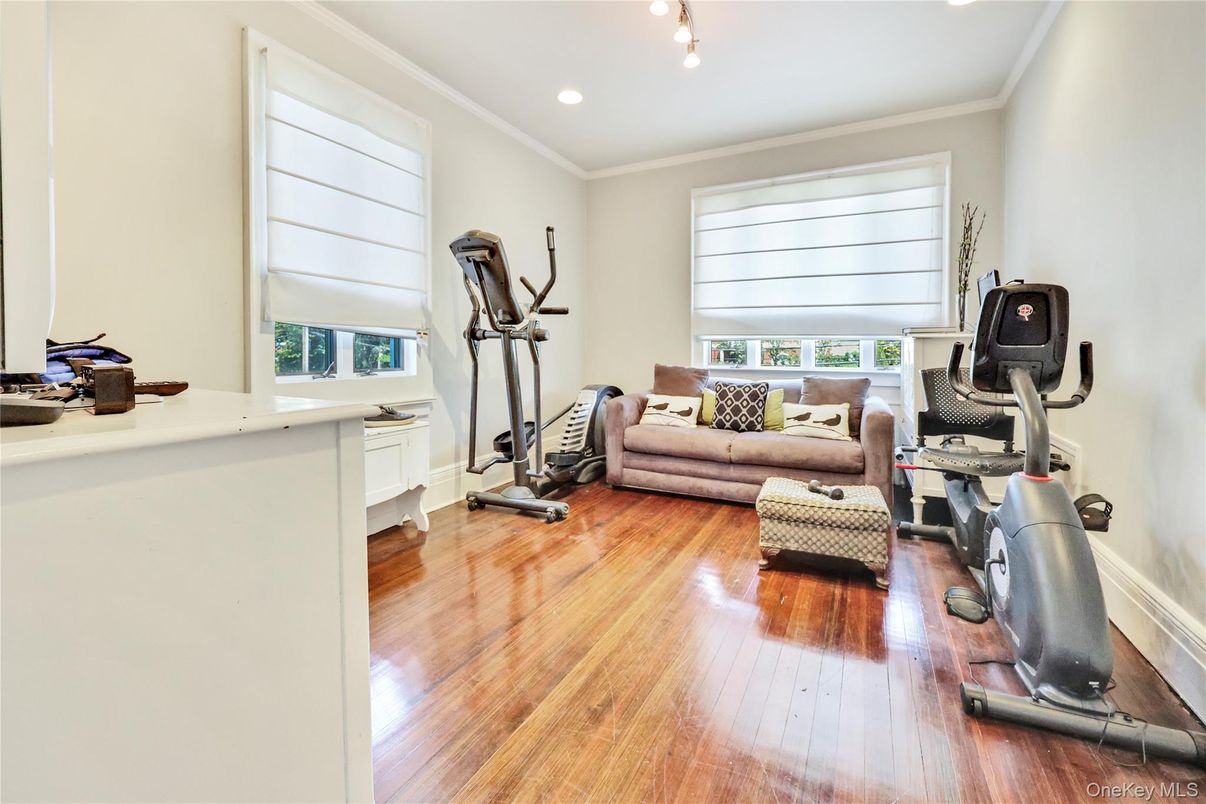 Fitness Equipment, Interior, Living room, Recessed Lighting, Wood Texture Flooring