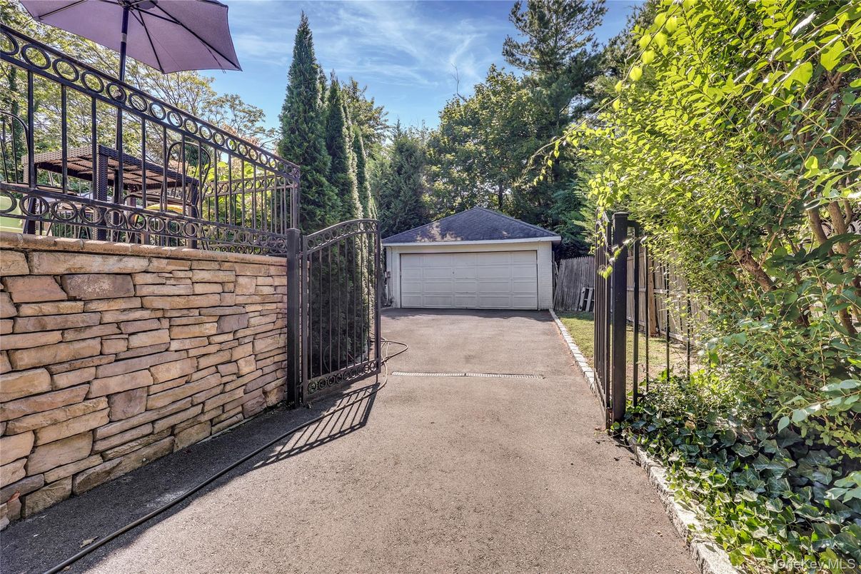 Detached Garage, Exterior